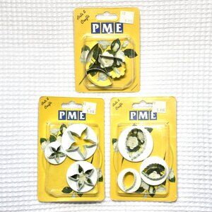 NWT Vintage 90's Flower Shape Baking Cutters Set